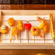 コースを最後までお楽しみいただけるように、一口あたりの軽さも大切にした【創作串カツ　坊也哲】。揚げ油にこだわり、最後の油切りもしっかりしているため、胃もたれを心配する方も気兼ねなく楽しめます。