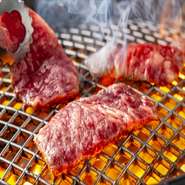部位ごとに異なるカット法で旨みを引き出す技は、肉を知り尽くした熟練の職人ならでは。肉の旨みと水分を閉じ込めるために、あえて備長炭を使わず、高温のガスで表面をサッと焼き上げるのが【焼肉酒場】流です。