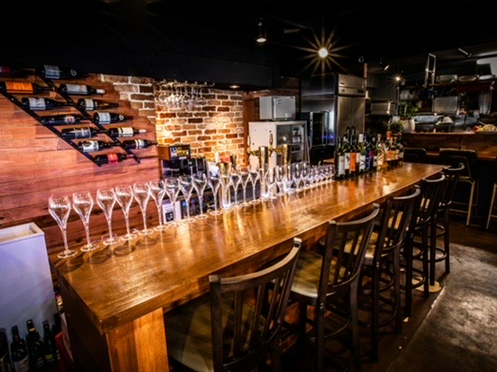 今日はどっちに座ろう？見える景色が異なる2種類のカウンター席