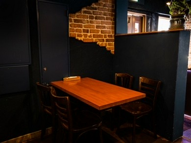 スタイリッシュな空間でゆったりと、こだわりのシーフードを堪能