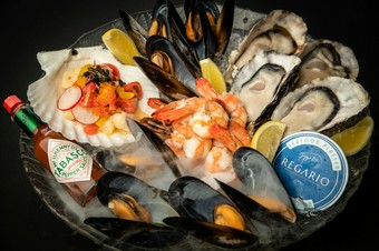 海の幸を豪快に楽しむ『シーフードプラッター』