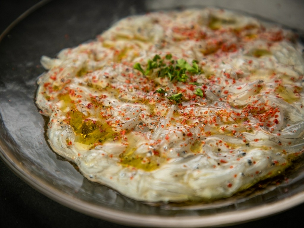 新鮮な旨みをたっぷり味わう『湘南生しらすのカルパッチョ』