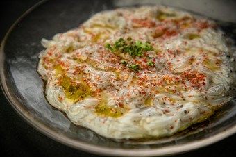 新鮮な旨みをたっぷり味わう『湘南生しらすのカルパッチョ』