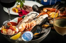 大人気の名物シーフードプラッター、パエリア、デザートまでついた大満足のコースです。