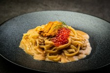 前菜盛り合わせ、選べるメイン、デザート、カフェまでついたお得なランチコースです。※2,750円～