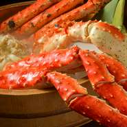 蟹はとにかく身の詰まった大きい蟹を厳選して仕入れており、本ズワイ蟹・紅ズワイ蟹・タラバ蟹と、いずれの蟹も食べ応えたっぷり。脚一本ごとの満足度も抜群です。
