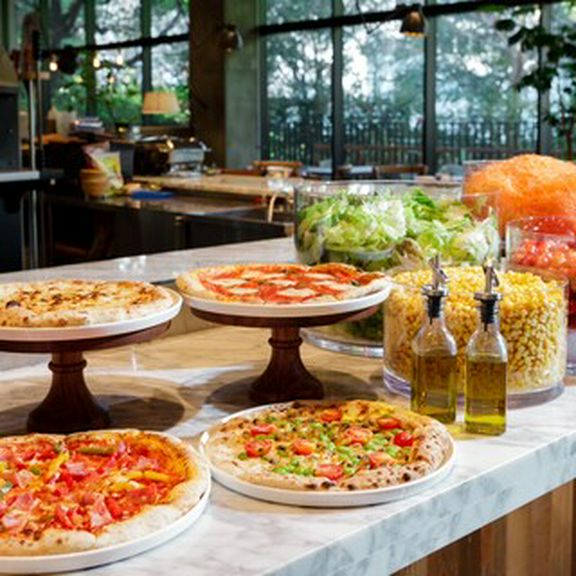 ランチはピッツァ食べ放題付