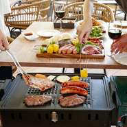 公園内、緑に囲まれて解放的に！ご家族、ご友人で手ぶらでBBQ気分を味わうことができます！開放的な空間でお酒を楽しみながら完全てぶらでBBQ!広い年齢層に対応出来るので、宴会や飲み会でもご利用頂けます