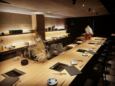 カウンター席でしっとりと、食事を楽しむ大人の時間