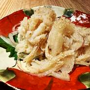 丁寧に処理をしたセンマイ刺し。センマイだけではなく内臓も全てあか牛！