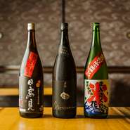 日本酒をこよなく愛するスタッフがリストアップ。定番の5種類の他、季節のおすすめが10種類ほど用意されています。冷酒だけでなくお燗用もあり、蕎麦前を楽しむ客の期待に応えてくれます。