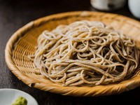 力強さの中にも洗練された味わいが魅力。細打ちの『玄蕎麦』