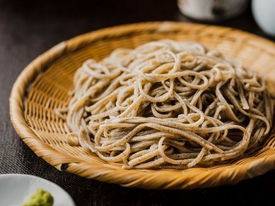 力強さの中にも洗練された味わいが魅力。細打ちの『玄蕎麦』