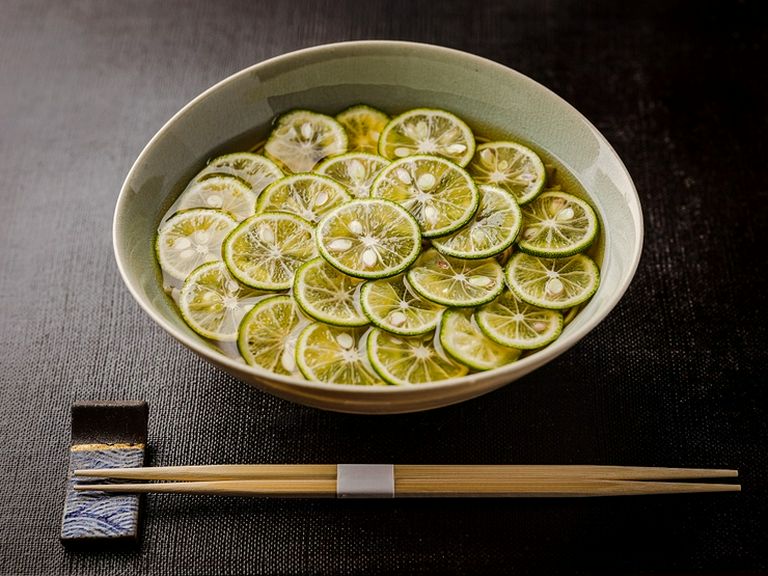 夏場だけのお楽しみ。見た目も涼やかな『すだちの冷かけ蕎麦』