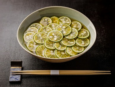 夏場だけのお楽しみ。見た目も涼やかな『すだちの冷かけ蕎麦』