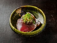 ひと手間かけたつまみが楽しみ。たたきにした『かつおのちり酢かけ』