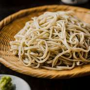 日本の蕎麦の原種に最も近いと言われている長崎県の対馬在来種で打った粗挽き蕎麦。むせかえるようなナッツ香と穀物感あふれる味わいが特徴。