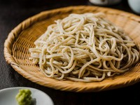 日本の蕎麦の原種に最も近いと言われている長崎県の対馬在来種で打った粗挽き蕎麦。むせかえるようなナッツ香と穀物感あふれる味わいが特徴。