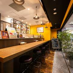 ランチ、一人ディナー、気軽な一杯のすべてが叶う駅直結の店