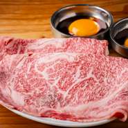 上質なお肉をリーズナブルに楽しむ、ちょっと贅沢な焼肉デートを気軽に楽しめる一軒です。スタッフが目の前でおいしく調理してくれるメニューも多く、一味違う焼肉デートを演出してくれます。