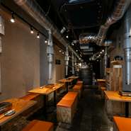 親しみやすい雰囲気の店内は、友人や家族の食事などのカジュアルな集まりに最適です。ゲストがリラックスできるよう、店内は大衆感を重視。ベビーチェアの手配もできるため、子ども連れも利用しやすいお店です。