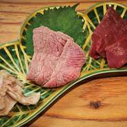 新鮮ホルモンの3種盛り。まずはこちらをお召し上がりください。