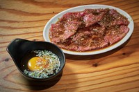 赤身の王様「シンタマ」を
さっと焼き、卵黄に絡めてどうぞ