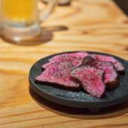 “日替わり裏メニュー”をはじめ、当日限定・一週間限定のお楽しみメニューを多数用意しています。当日のメニューは、ぜひ来店時黒板をチェックを。足を運ぶ度に、新しい楽しさを発見できるお店です。