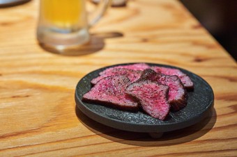 目の前で調理し、シェフが丁寧にカットいたします。