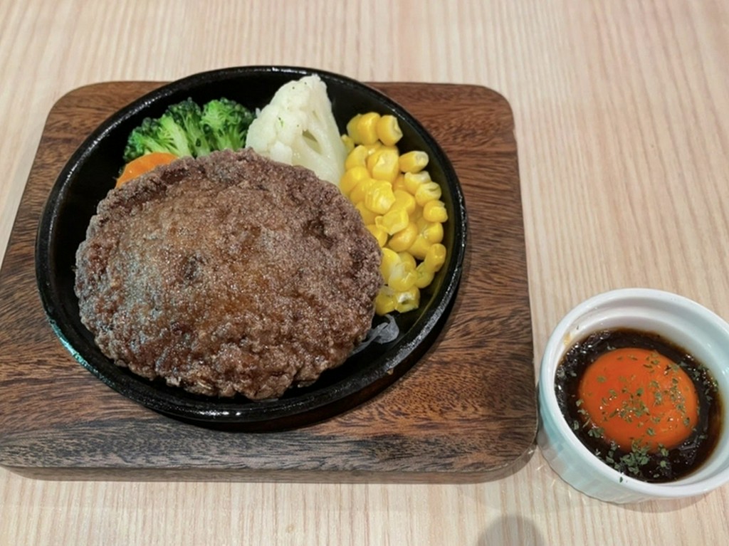 外はサクサクの衣で包まれ、噛むと中からジューシーな肉汁が溢れ出す『ハンバーグの唐揚げ』