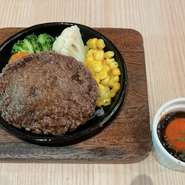 「第14回からあげグランプリ」の素材バラエティ部門で、ユニークな発想の『ハンバーグ唐揚げ』が金賞を受賞！卵黄を加えた特製玉ねぎソースが味わいを引き立て、食べる人の心を掴んでいます。