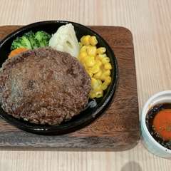 外はサクサクの衣で包まれ、噛むと中からジューシーな肉汁が溢れ出す『ハンバーグの唐揚げ』
