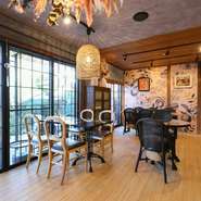 昭和に建築された古民家をカフェとしてリノベーション。檜とボタニカルデザインを組み合わせたアート空間も見どころです。昭和のアンティークな家具や棚もそのまま残されており、新しい形で歴史を伝えてくれます。