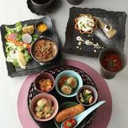 竹籠に乗せおばんざい風に提供される旬の野菜を使ったアンティパスト、オーガニックスープと選べるメイン、食後のスイーツプレート＆ドリンク付き。管理栄養士がレシピ開発した、贅沢ランチセットです。