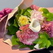 4名様以上のご利用で、素敵な花束とともにお祝いしませんか？提携先のフラワーショップが素敵にアレンジ致します。
