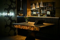 デザート含め8品
※ディナーペアリングとして【 6種類のワイン：8,800円 】がつけられます。
※ショートペアリングとして【 4種類のワイン：6,160円 】がつけられます。
※別途サービス料10％