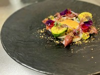 蛍烏賊の捕食者でもあるメバルから摘出した濃厚なエキスを、ソースにすることで生まれた旨味の一体感。備長炭で炙った蛍烏賊の柔らかさ、香ばしさ、優しい苦味に、旬野菜の食感、甘味、苦味がそっと寄り添います。