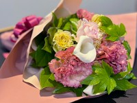 ランチメニューを楽しみながら、メッセージ付きプレートと花束で大切な方の晴れの日をお祝いしませんか。