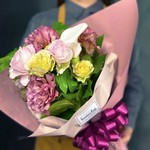 ディナーメニューを楽しみながら、メッセージ付きプレートと花束で大切な方の晴れの日をお祝いしませんか。