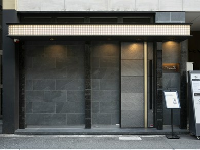 黒をベースに、大人のひと時にふさわしいシックな空間