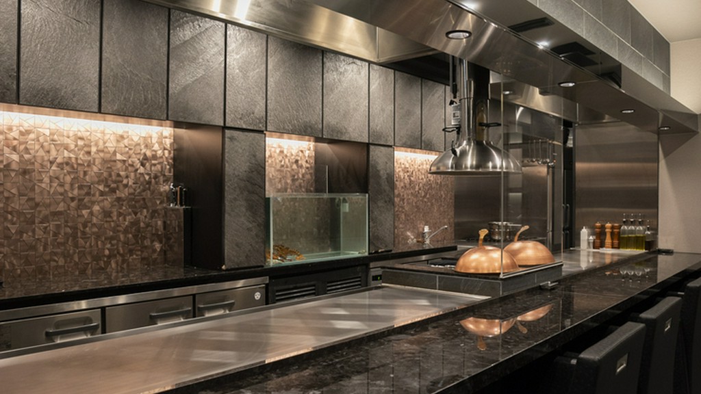 カジュアル価格で鉄板料理を味わう2つの昼コース