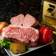 『HISUIコース』は、【mahoroba　鉄板】の最上位のコースです。フィレもロースも淡路ビーフで、活のオマール海老と鮑も味わえる贅沢なプラン。山の幸も海の幸も満喫でき、おいしさに笑顔が溢れることでしょう。