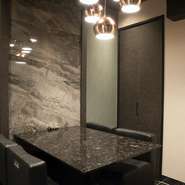 海外から訪れる客人を招く会食に最適なレストラン。隣席を気にせず過ごせる個室に加え、ライブ感を楽しみ鉄板焼という日本文化に触れられるカウンター席も好評です。迫力のあるパフォーマンスが素敵なひと時を演出。