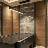 カウンターとはひと味違い、水入らずで食事をできるのが個室席の魅力です。6席ある個室はゆったりと過ごしたい場合には4名で利用するのがベター。個室料は不要とのことです。