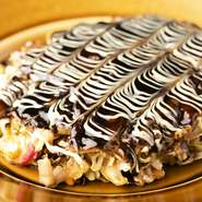 豚　帆立　海老　イカ
コースの〆としても登場する一皿で、粉もん文化を支える大切なメニューです。豚肉には沖縄県産のアグー豚を使用。素材にもこだわり抜いた、ワンランク上のお好み焼きです。