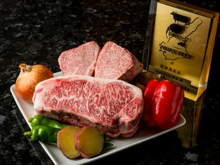 秀逸な肉質「淡路ビーフ」と活の状態で仕入れるオマール海老と鮑