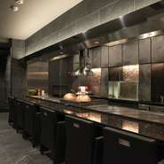 静かに食事を楽しみたい時はそっと見守るような接客に努め、積極的に質問をされる場合には軽やかにコミュニケーションを弾ませて。ゲスト一人一人の様子や気持ちを推し量る接客を大切にされています。