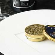 海外から訪れる人を招く会食や、接待にも多く利用されています。そういった席に選ばれるのが、一つ一つの素材にこだわり抜いたスペシャリテ。記念日や誕生日といった、華を添えるシーンにも柔軟に対応もできます。