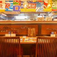 一人で優雅に名物の丼を味わいたい時に人気なのが、落ち着きのあるカウンター席。旅行で函館を訪れる人が多いそうで、並んでも食べたいおいしさに行列は必至です。早朝から営業しているので、贅沢な朝食にも最適。