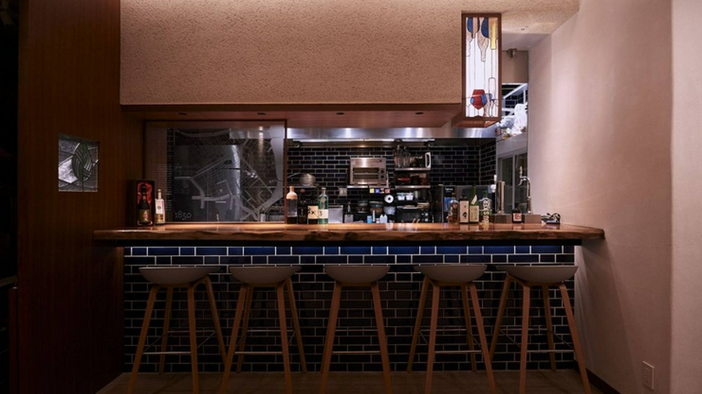 孤独を感じることなく、一人でも居心地の良いカウンター席